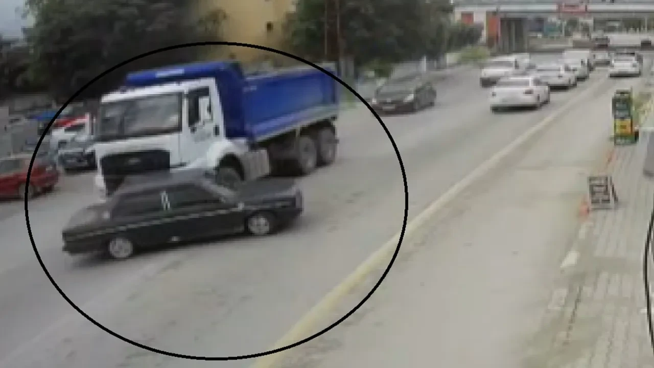 Hafriyat kamyonu, otomobili oyuncak gibi sürükledi! 