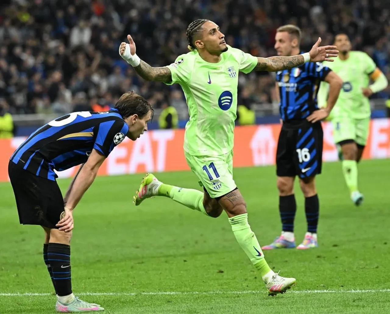 Inter Şampiyonlar Ligi'nde Barcelona'yı devirdi, final biletini kaptı! Hakan Çalhanoğlu tarihe geçti