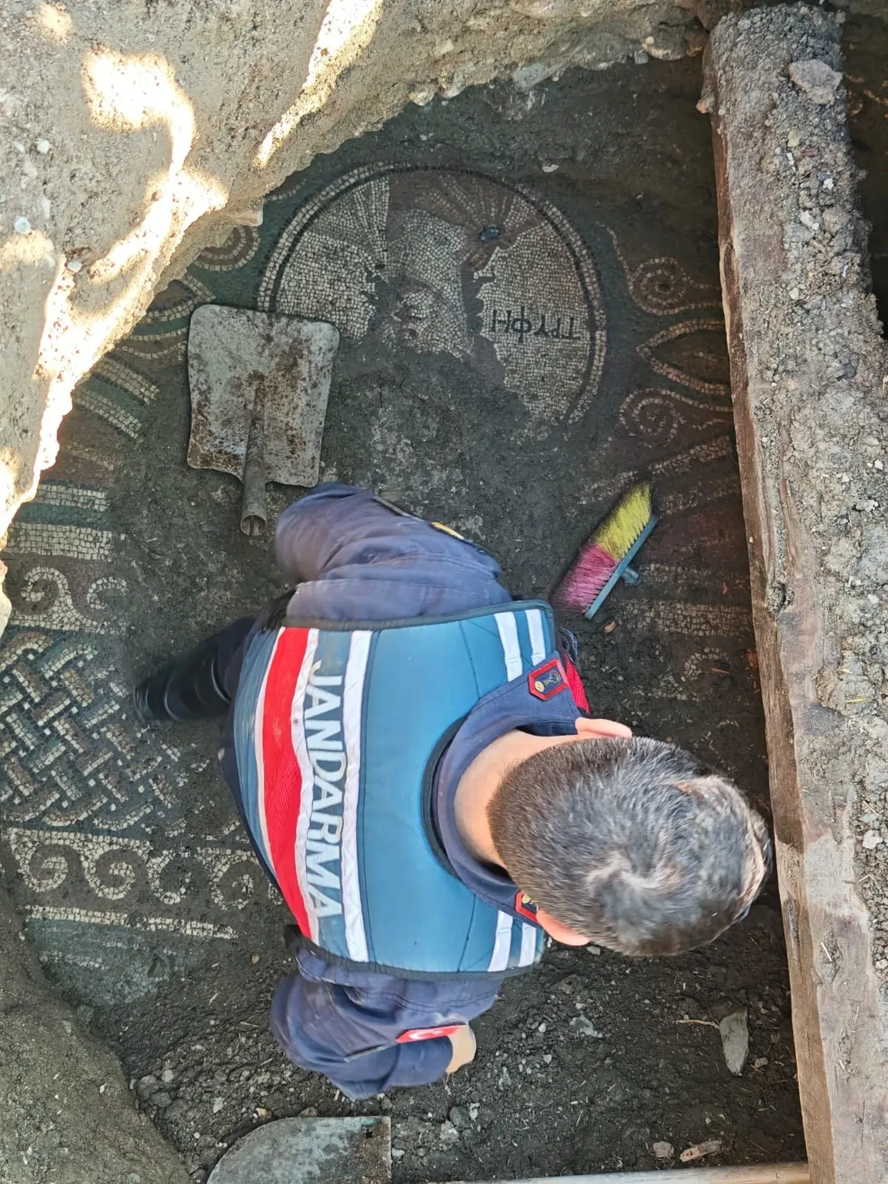 İzinsiz kazıda tarihi keşif! Üzerini torbayla gizlemeye çalıştılar: Sır dolu 'ΤΡΥΦΗ' yazısı