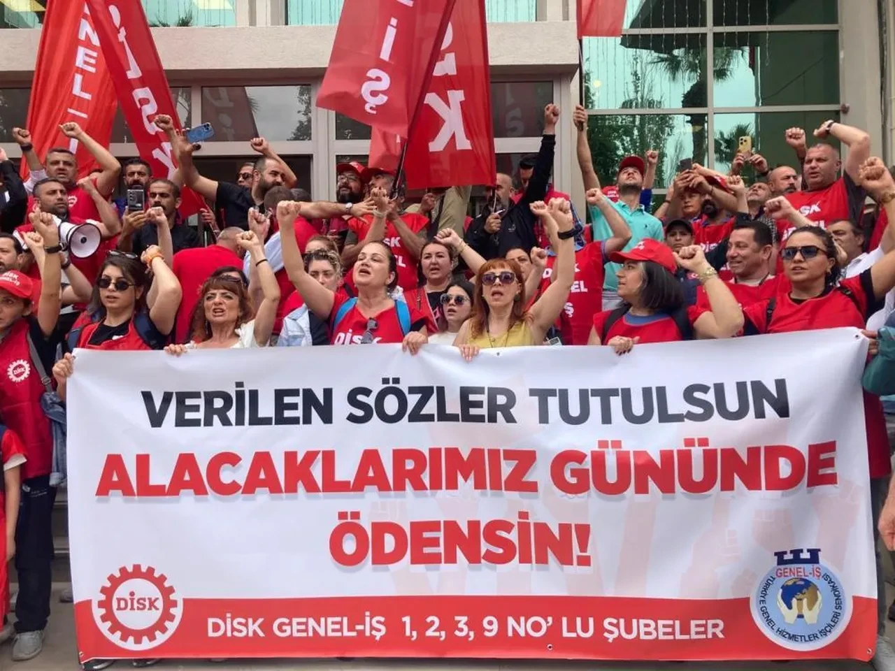 İzmir Büyükşehir Belediyesinde maaş krizi büyüyor!