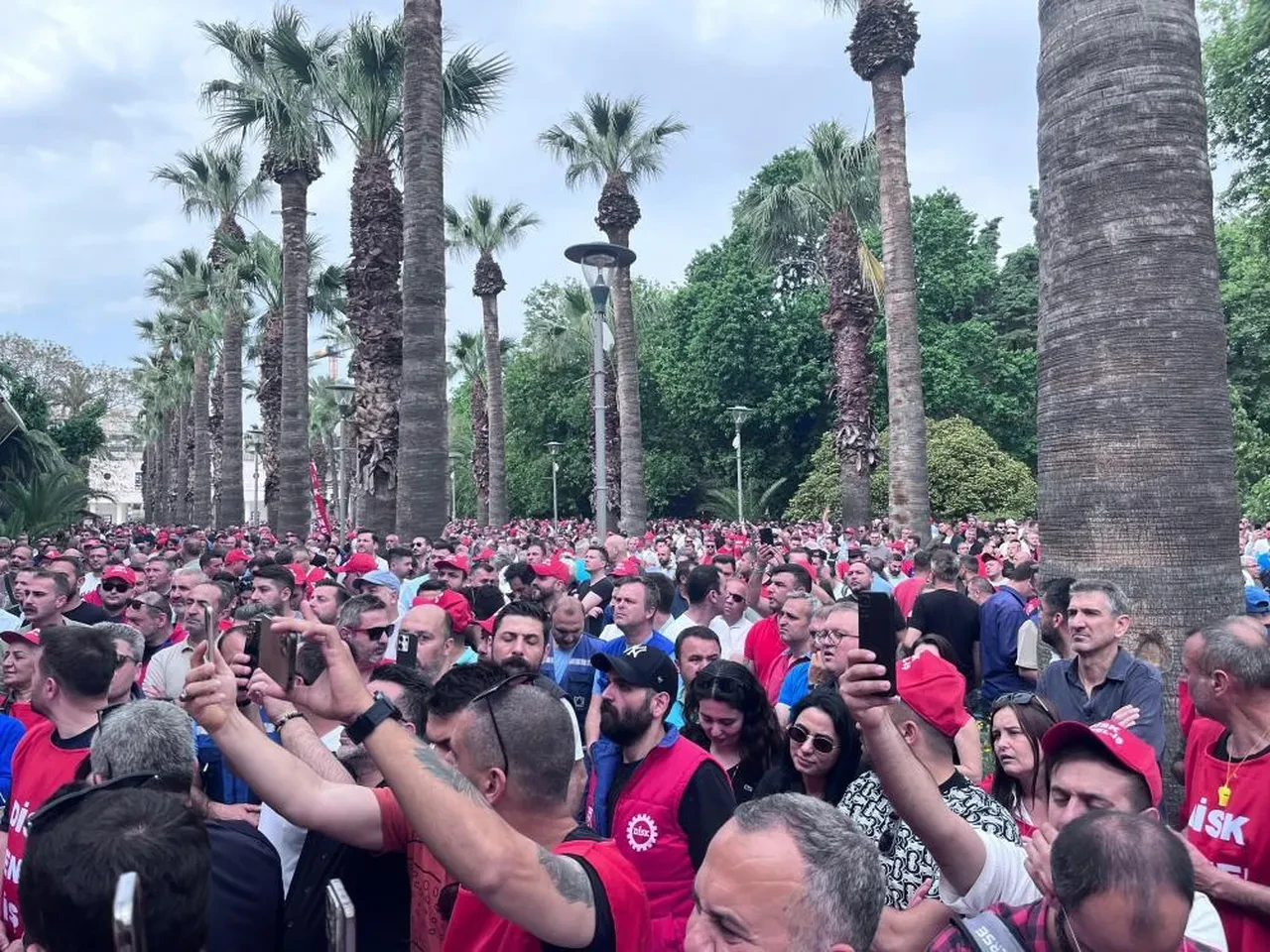 İzmir Büyükşehir Belediyesinde maaş krizi büyüyor!