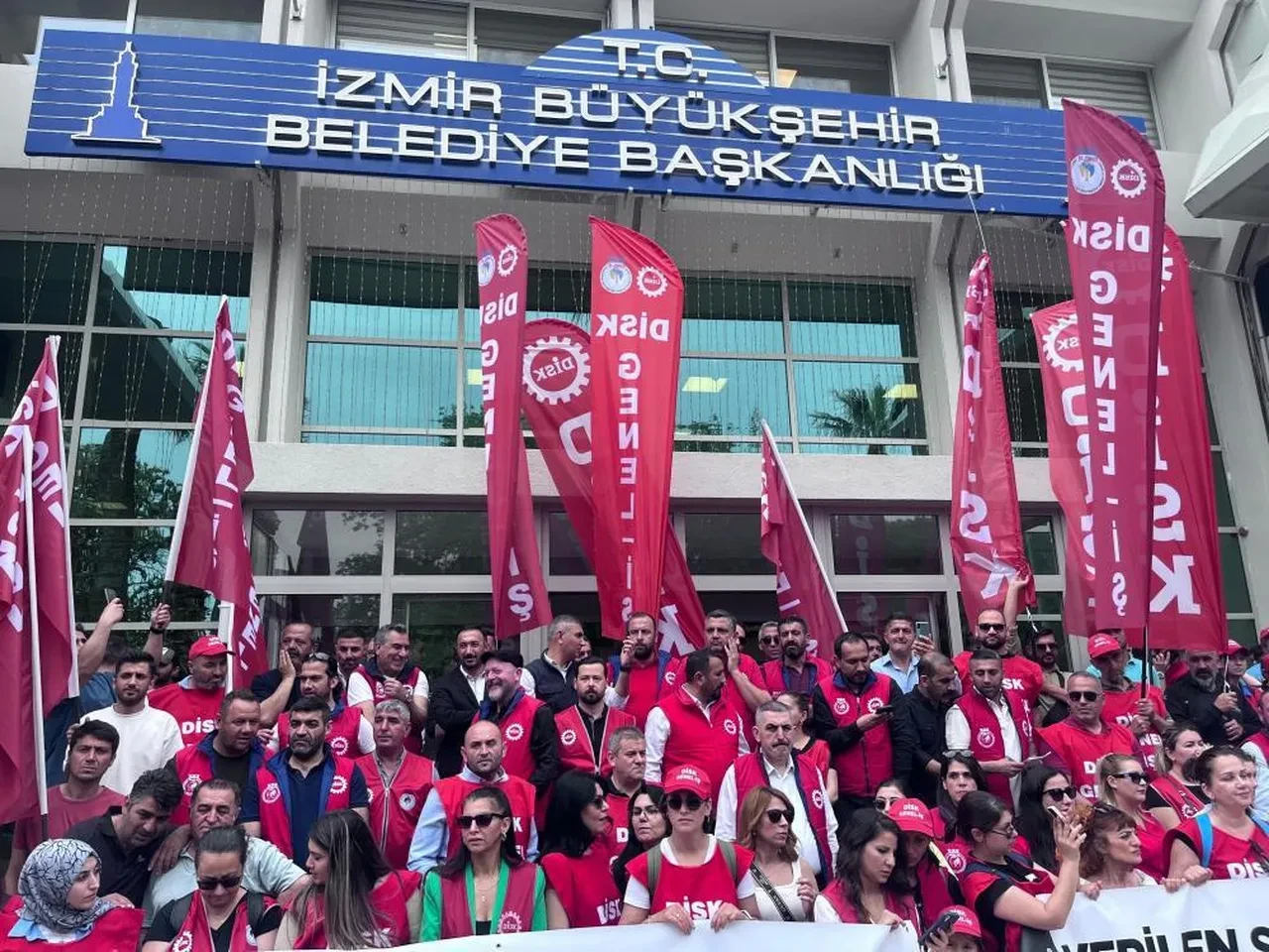 İzmir Büyükşehir Belediyesinde maaş krizi büyüyor!