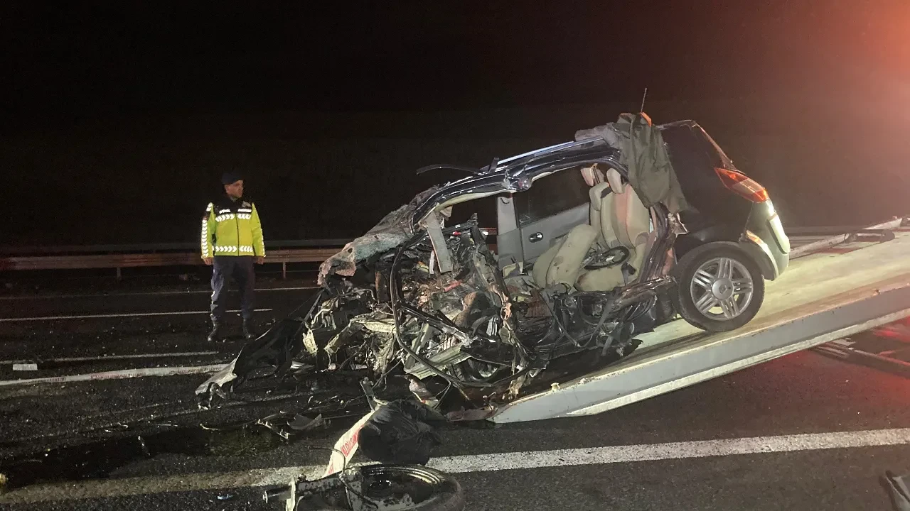 Katliam gibi kaza! İki otomobil çarpıştı, ortalık savaş alanına döndü: 4 ölü, 1 yaralı