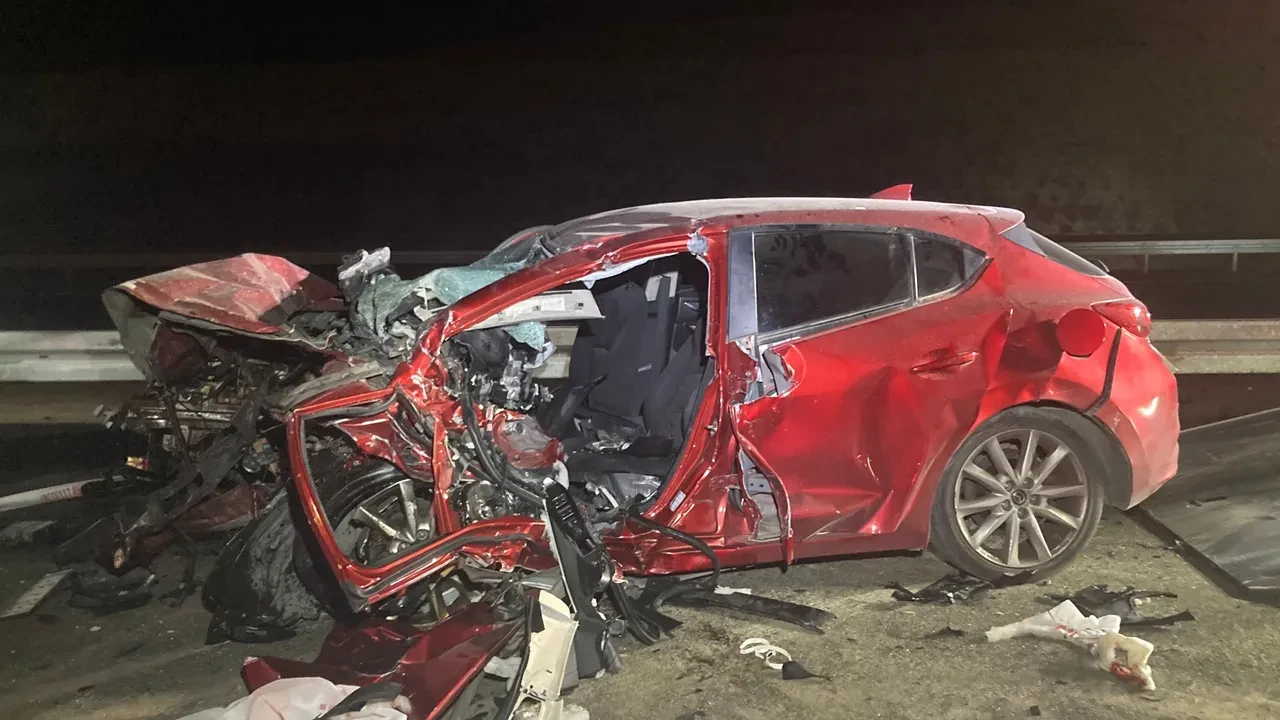 Katliam gibi kaza! İki otomobil çarpıştı, ortalık savaş alanına döndü: 4 ölü, 1 yaralı