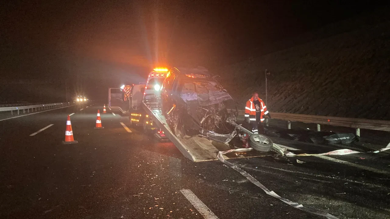 Katliam gibi kaza! İki otomobil çarpıştı, ortalık savaş alanına döndü: 4 ölü, 1 yaralı