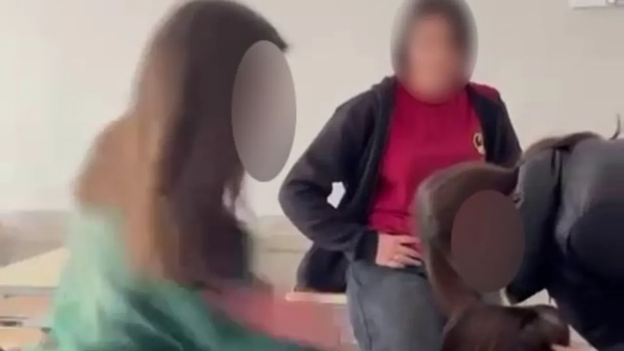 Lisede şiddet anı kamerada: Sınıf arkadaşları kıza böyle saldırdı!