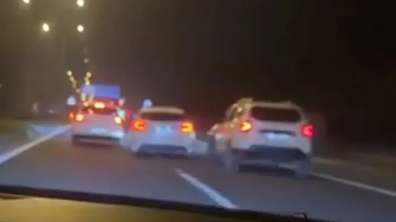 Makas atarak trafiği tehlikeye sokan sürücü yakalandı