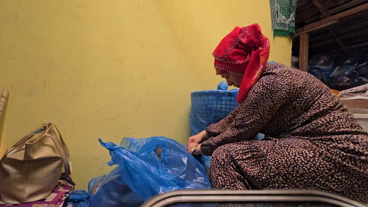 Ne yetim maaşı alıyor ne nafaka! Boşanma davasının ardından evden çıkarılan kadın çatıda yaşıyor