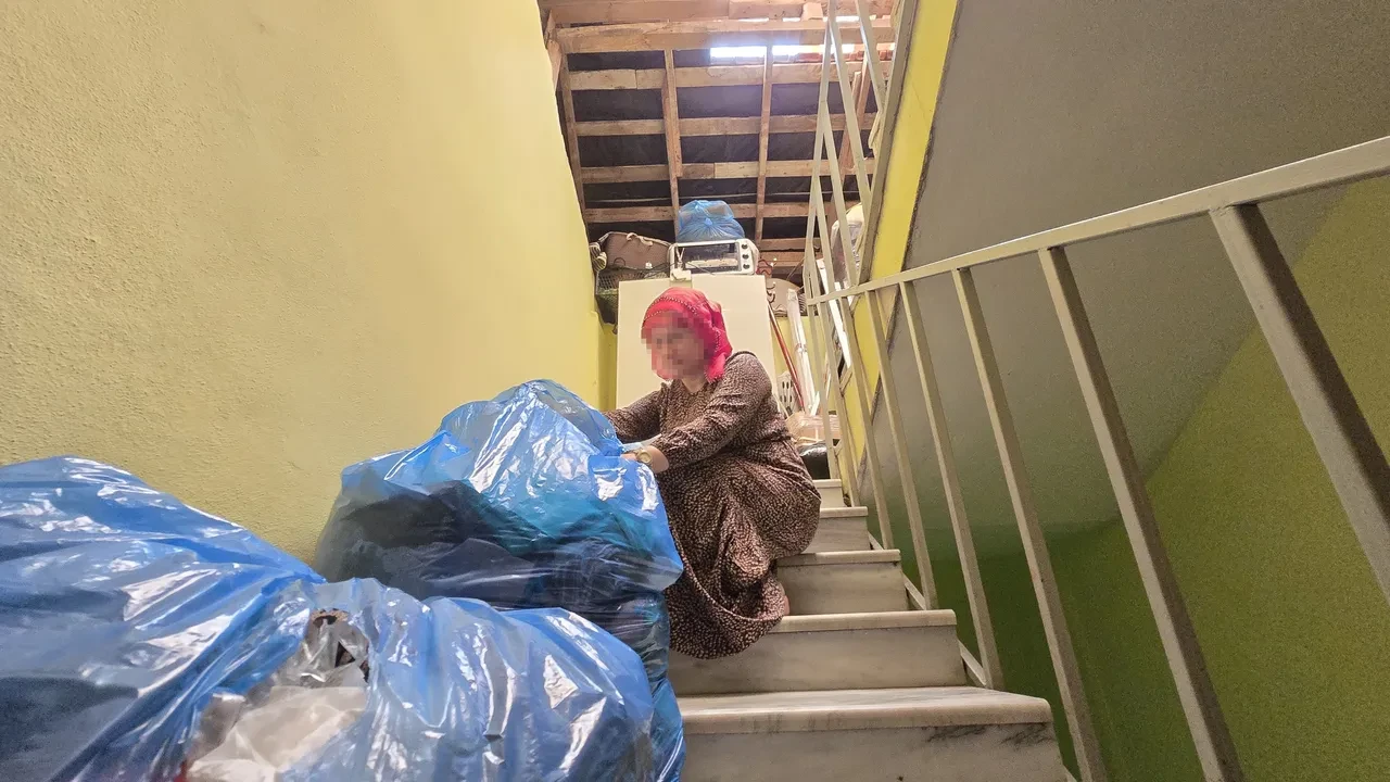 Ne yetim maaşı alıyor ne nafaka! Boşanma davasının ardından evden çıkarılan kadın çatıda yaşıyor