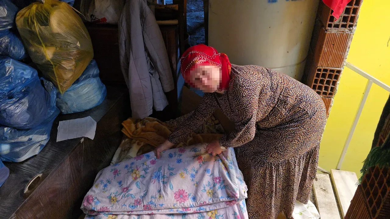 Ne yetim maaşı alıyor ne nafaka! Boşanma davasının ardından evden çıkarılan kadın çatıda yaşıyor