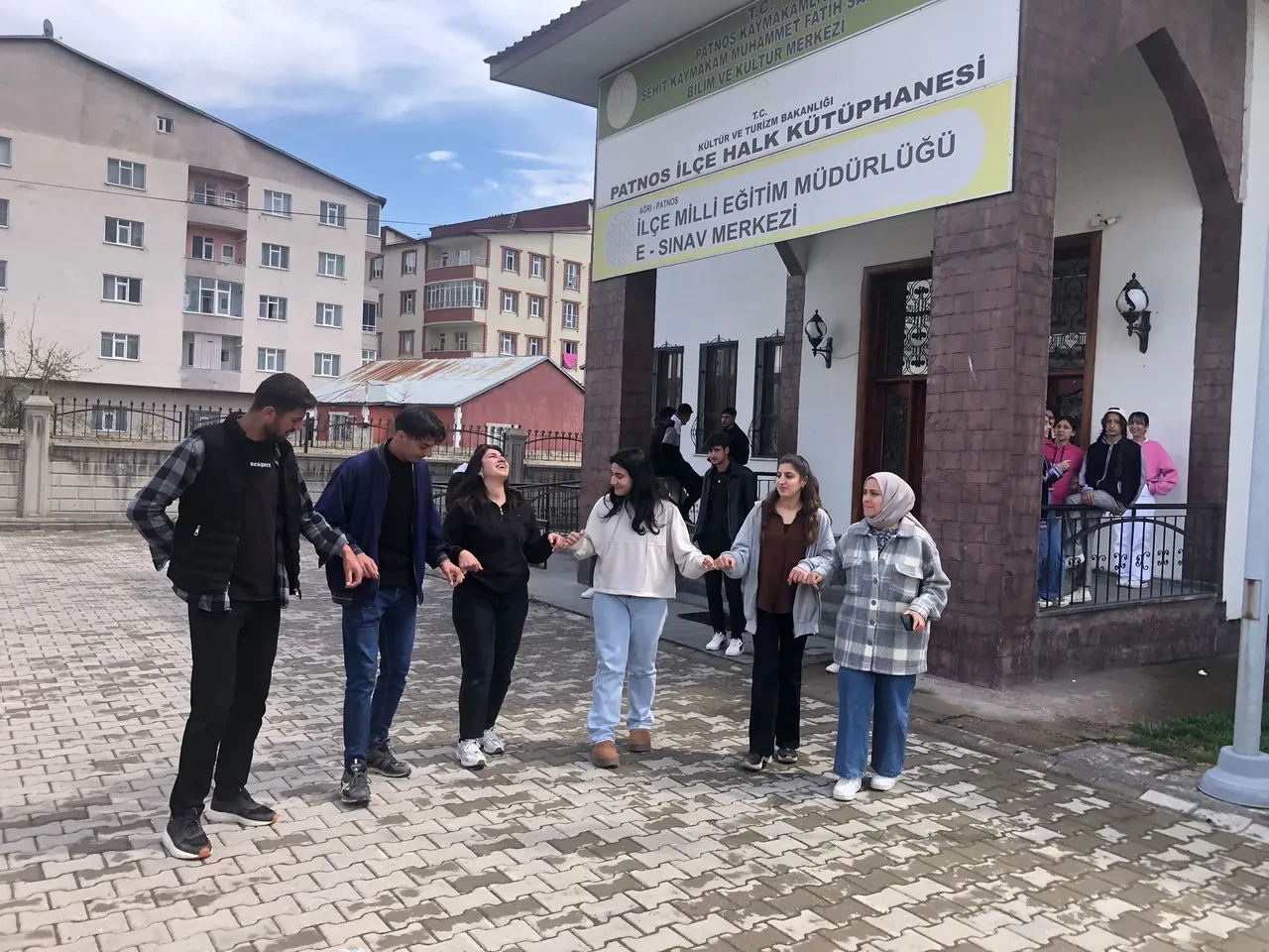 Öğrenciler Hıdırellezi coşkuyla kutladı