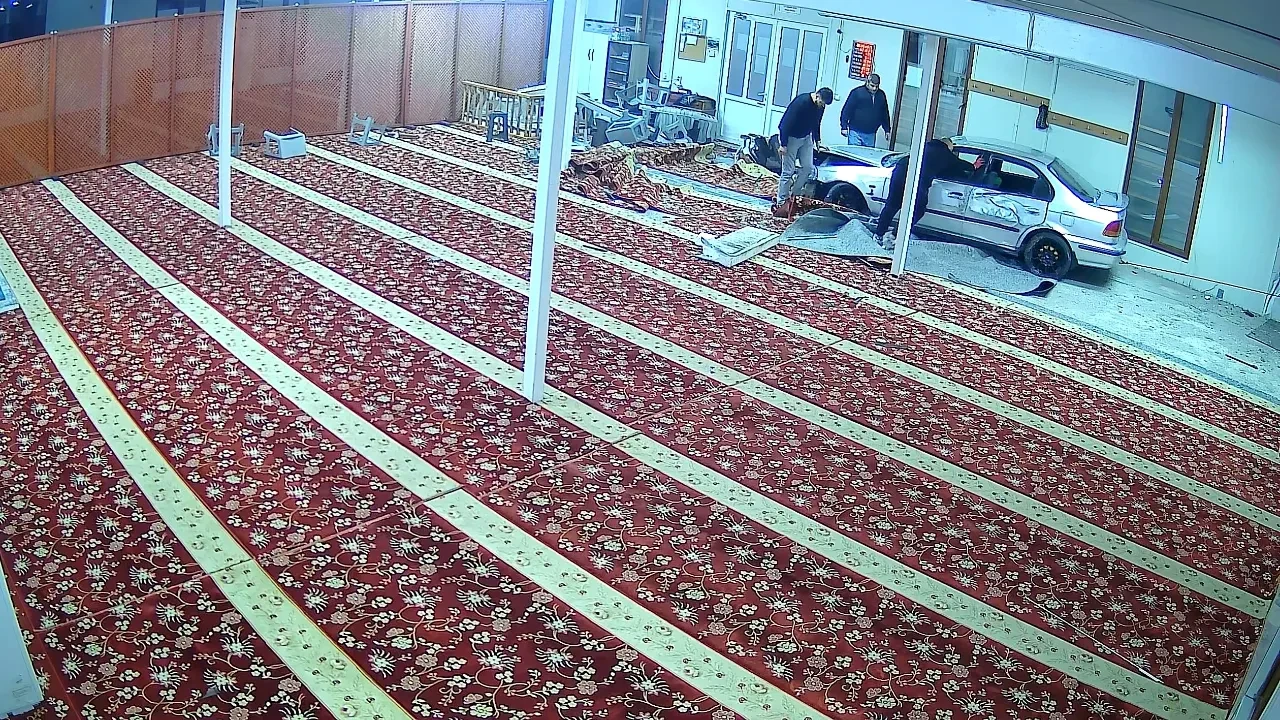 Otomobiliyle camiye daldı! Cemaat şoke oldu 