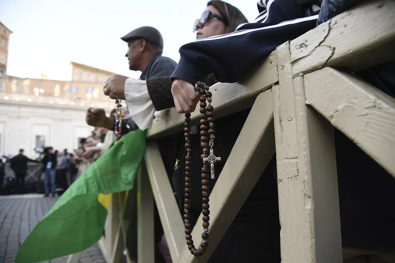 Sistina Şapeli’nden siyah duman yükseldi: Vatikan'daki ilk oylamada yeni papa seçilemedi!