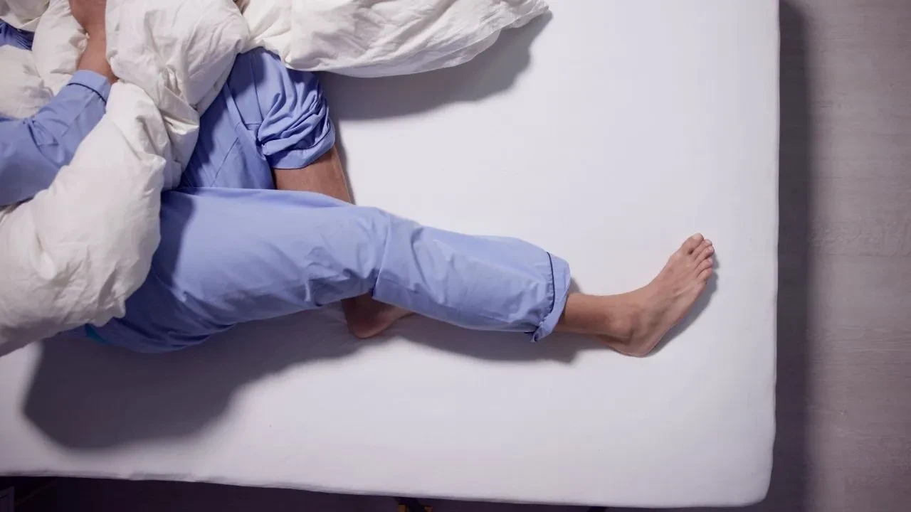 Sürekli bacak sallıyorsanız yalnız değilsiniz! Bilim bu alışkanlığın sırrını çözdü