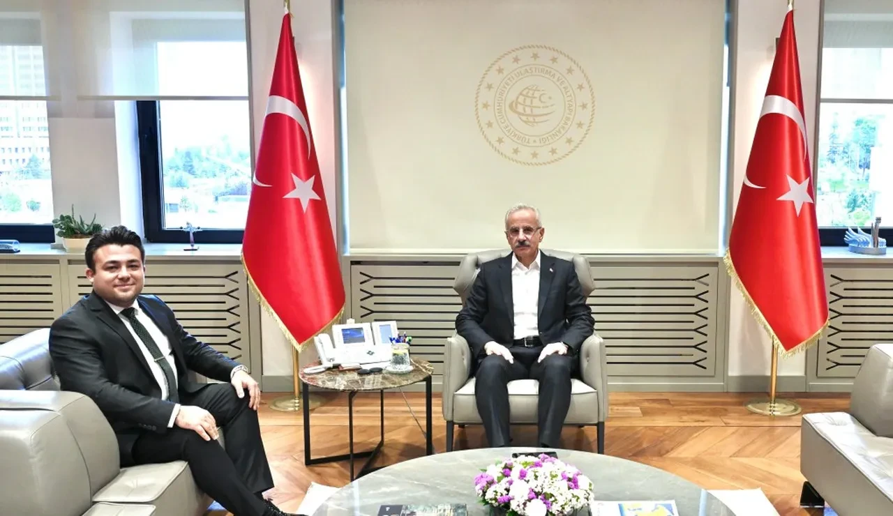 TikTok’a yaş sınırı mı geliyor? Bakan Uraloğlu’ndan kritik görüşme!