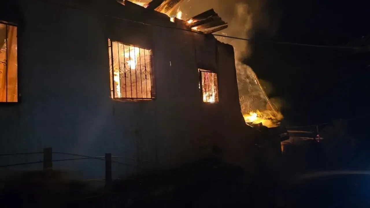 Tokat'ta yangın paniği! Köyden yükselen alevler 3 evi küle çevirdi