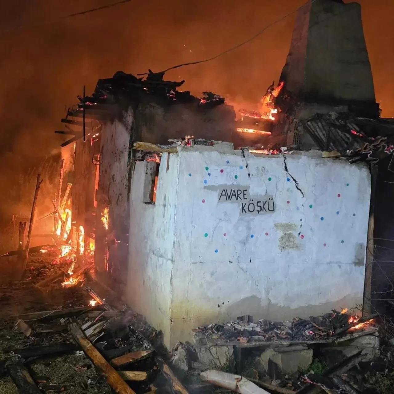 Tokat'ta yangın paniği! Köyden yükselen alevler 3 evi küle çevirdi