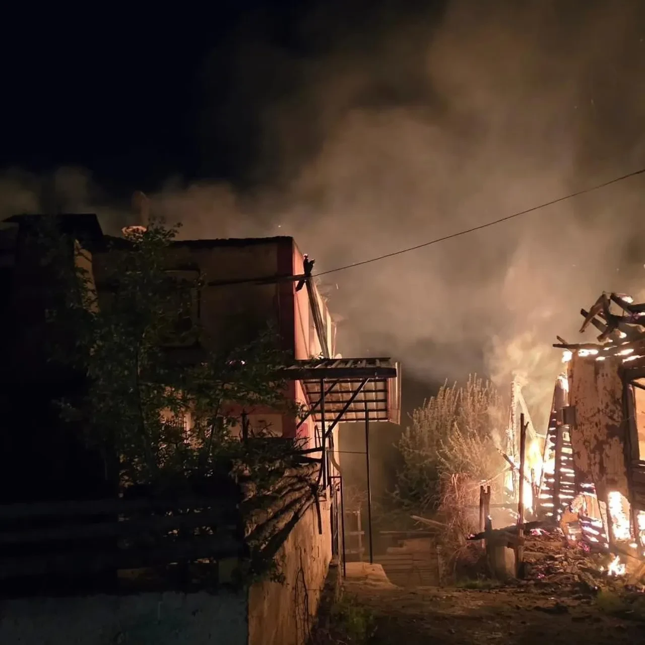 Tokat'ta yangın paniği! Köyden yükselen alevler 3 evi küle çevirdi