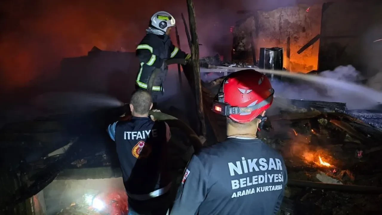 Tokat'ta yangın paniği! Köyden yükselen alevler 3 evi küle çevirdi