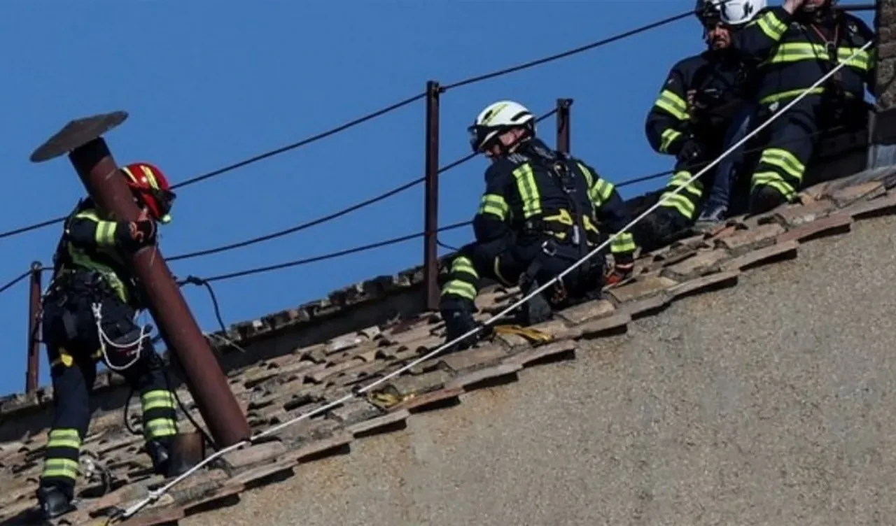 Sistina Şapeli’nden siyah duman yükseldi: Vatikan'daki ilk oylamada yeni papa seçilemedi!