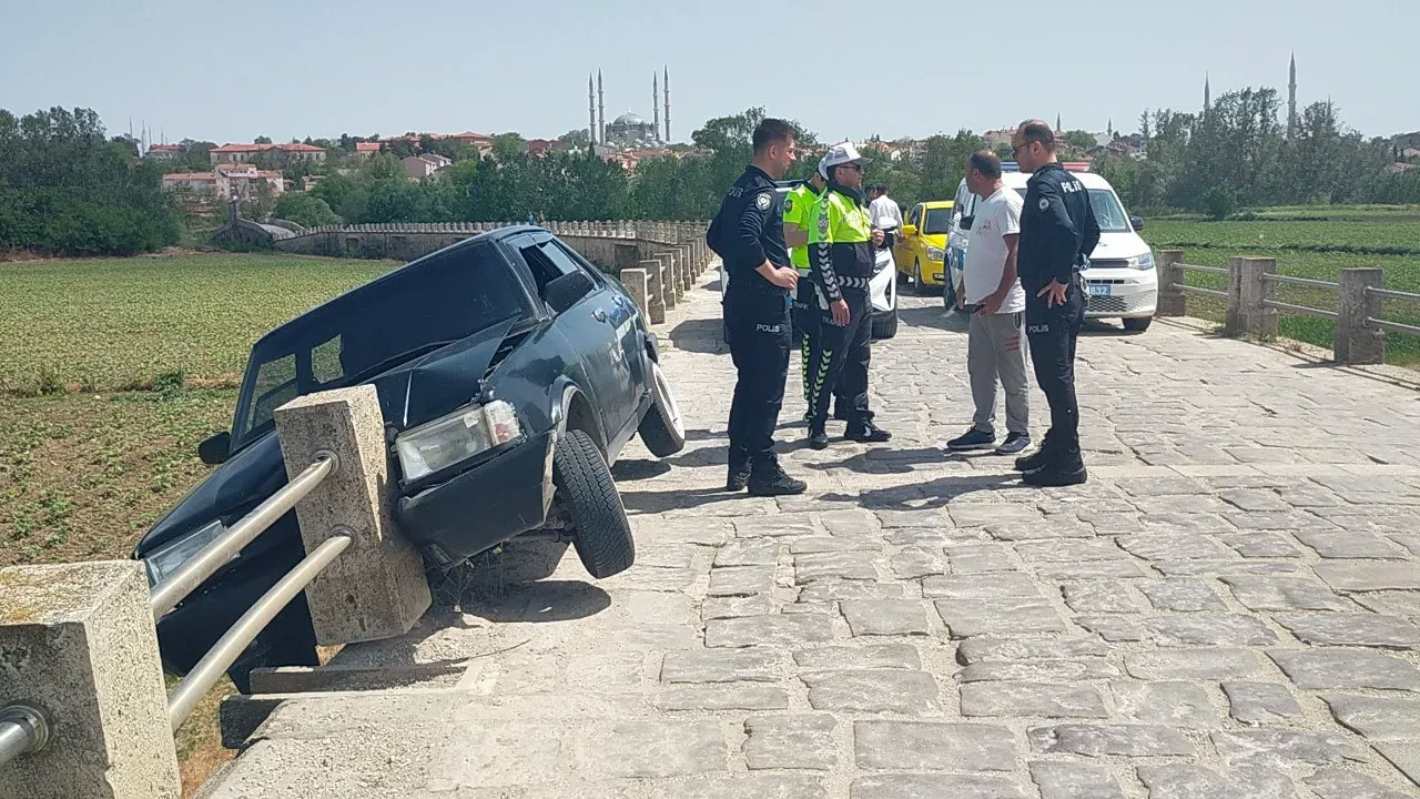 Yarısı köprüde yarısı uçurumda! Otomobil böyle asılı kaldı