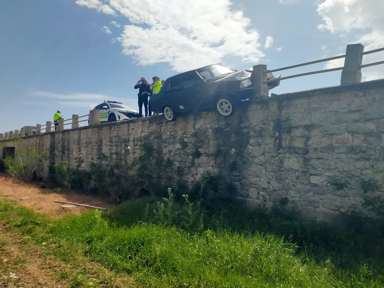 Yarısı köprüde yarısı uçurumda! Otomobil böyle asılı kaldı