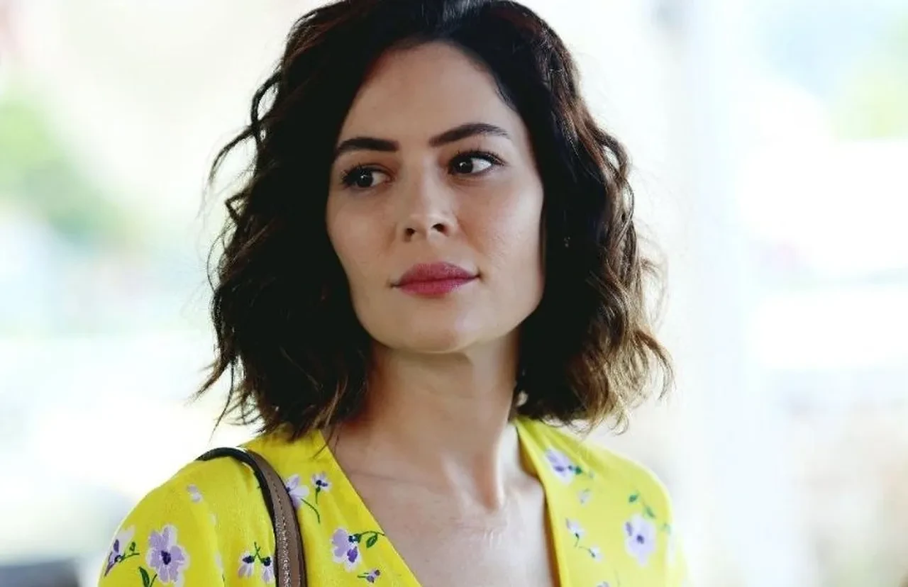 Yıldız Çağrı Atiksoy kızının ismine nasıl karar verdiğini açıkladı 