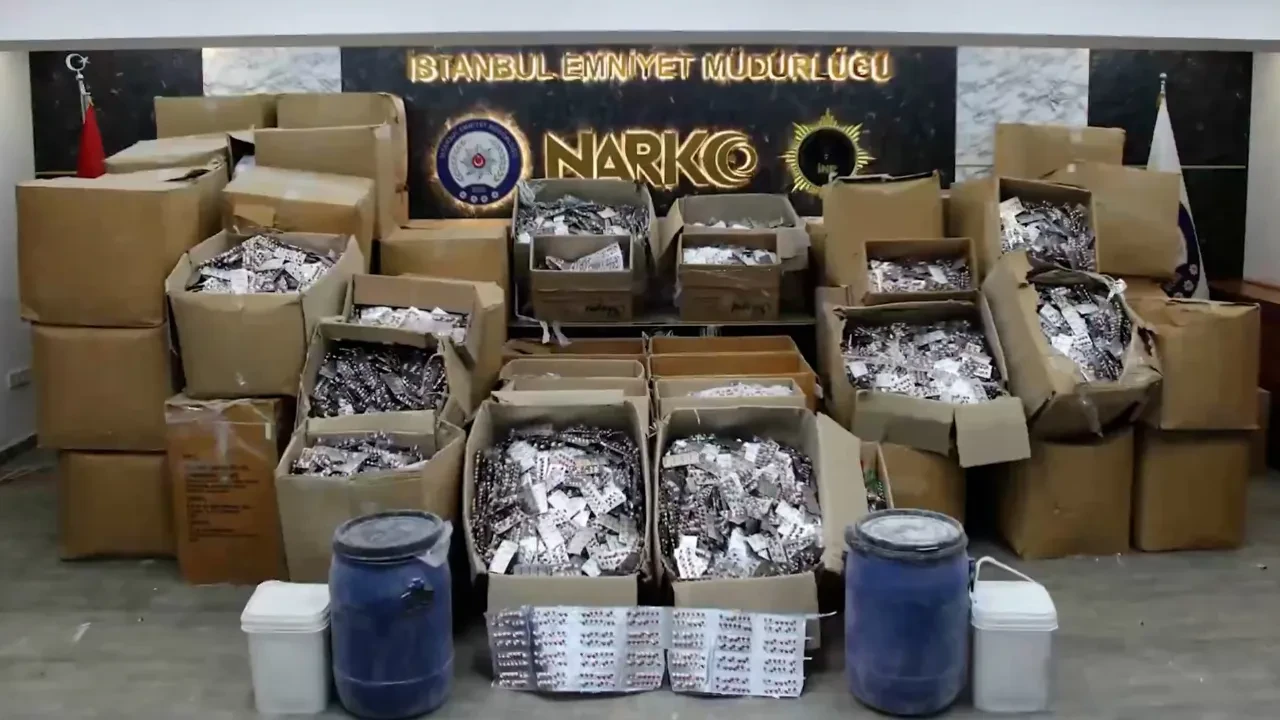 Zehir tacirlerine büyük darbe! 8 milyon uyuşturucu hap ele geçirildi 