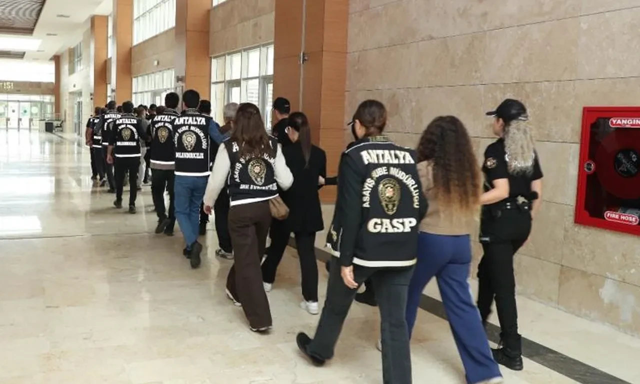 Antalya'da fuhuş çetesi çökertildi! Mal varlıkları dudak uçuklattı