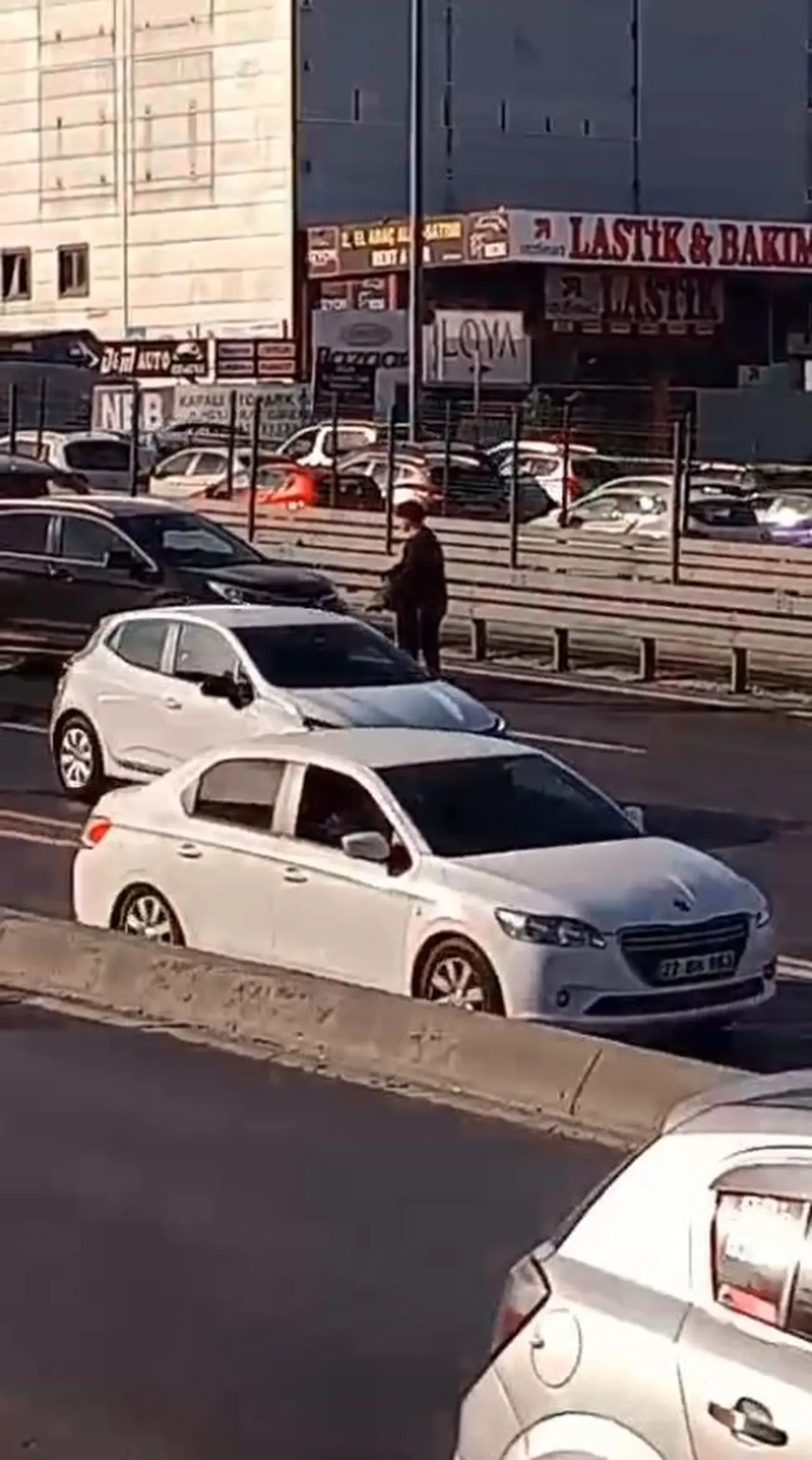 Avcılar'da sürücülerin trafikte alkollü gençle imtihanı!