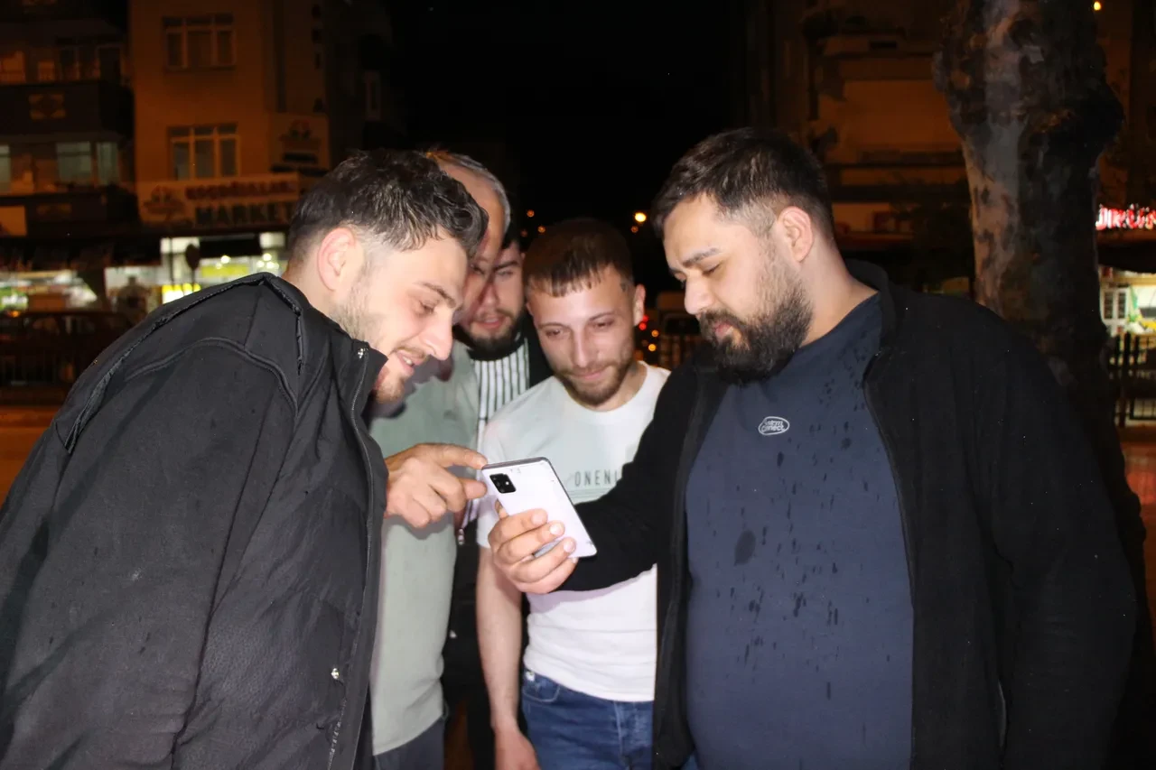 Canlı yayında oyun oynarken hayatının şokunu yaşadı! O korku dolu anlar kamerada