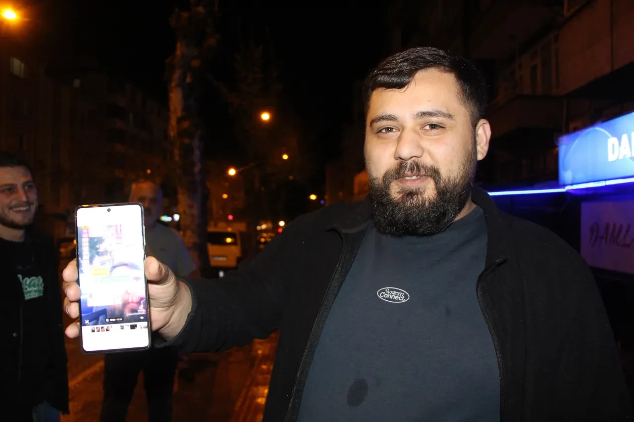 Canlı yayında oyun oynarken hayatının şokunu yaşadı! O korku dolu anlar kamerada