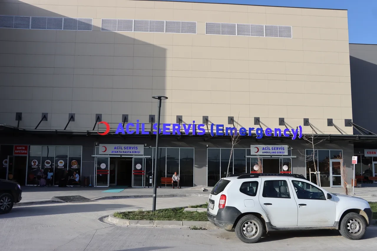 Doğum günü pastası hastanelik etti: Öğrenciler zehirlenme şüphesiyle tedavi altında