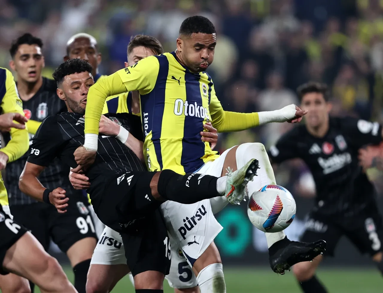 Fenerbahçe'de sürpriz ayrılık! Yönetim golcü oyuncu için kararını verdi