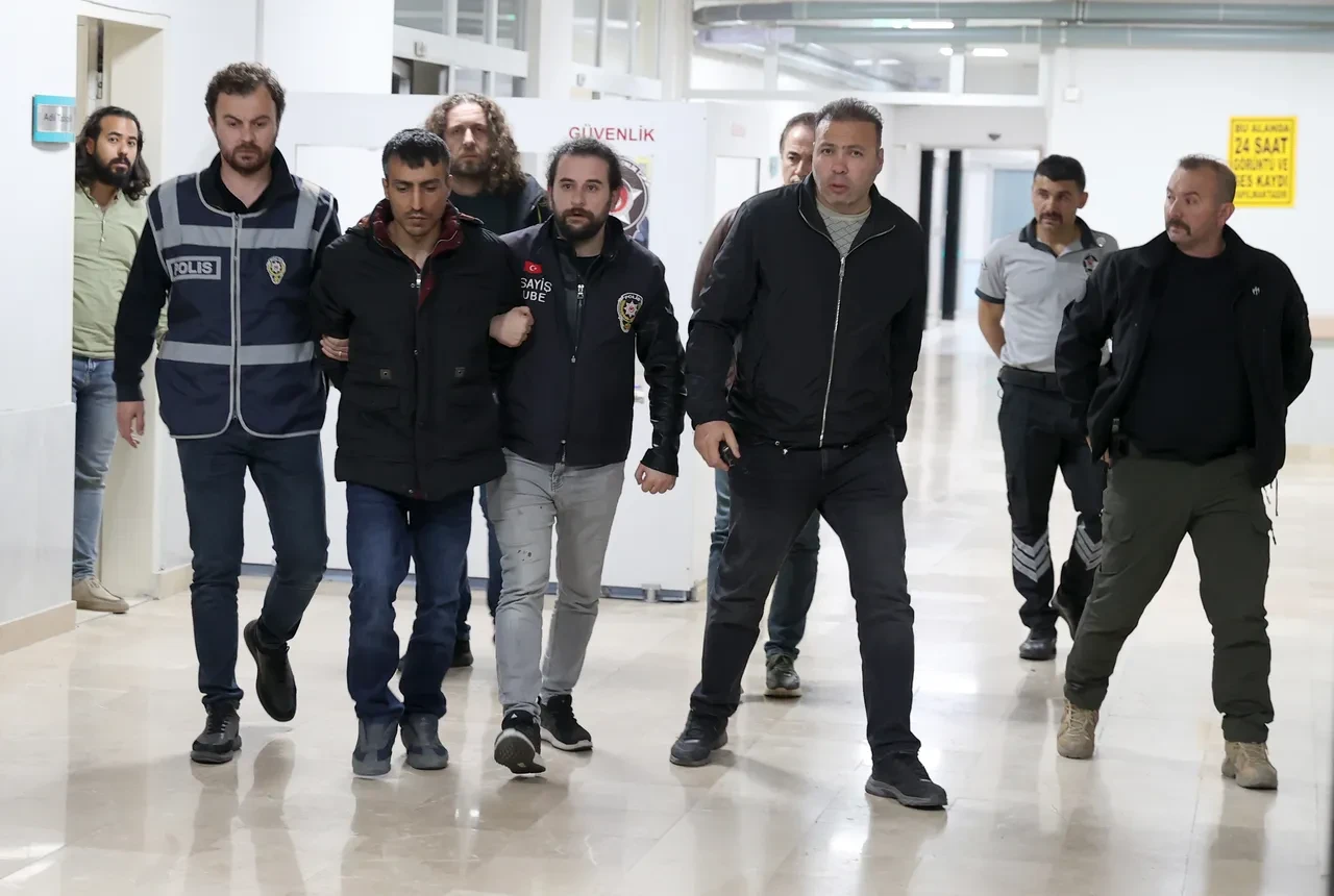 İki kardeşi vahşice öldüren zanlı Sivas'a getirildi! Elindeki detay dikkatlerden kaçmadı
