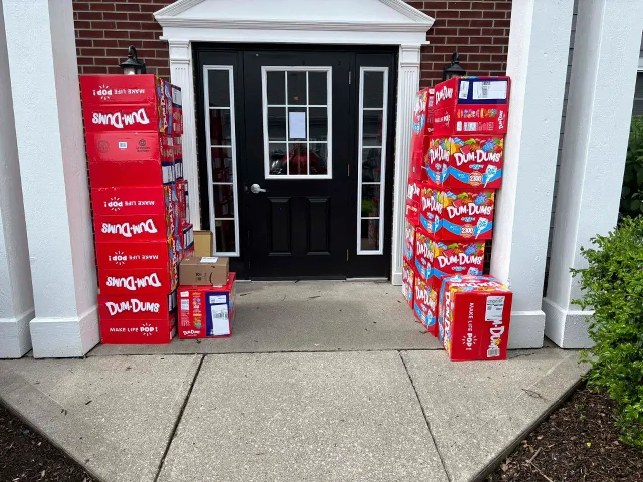 Kapısında 70 bin tane lolipop görünce neye uğradığını şaşırdı! Gizem kısa sürede çözüldü