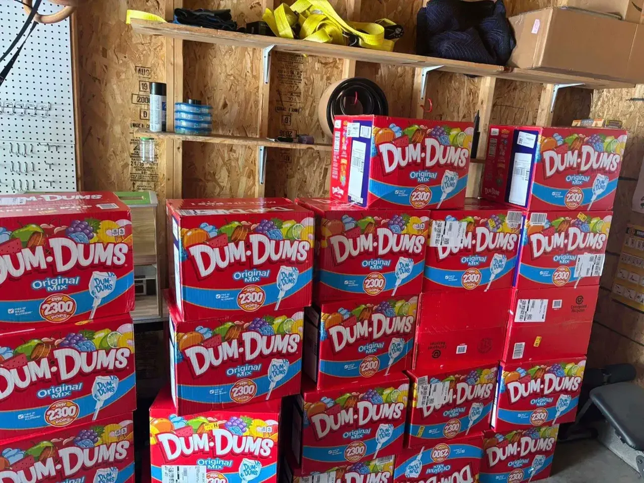 Kapısında 70 bin tane lolipop görünce neye uğradığını şaşırdı! Gizem kısa sürede çözüldü