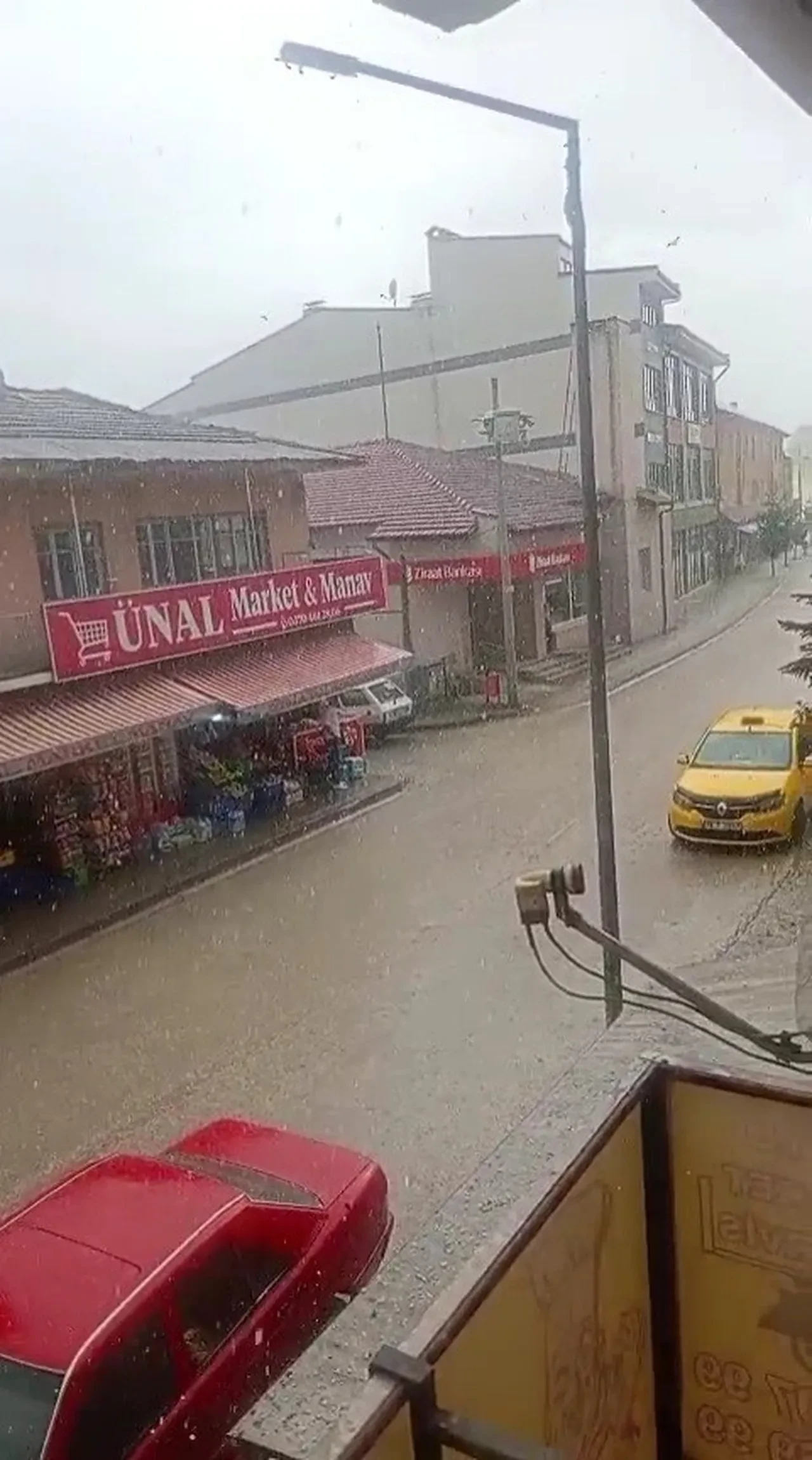 Karabük'te dolu bastırdı! Araçlar hasar gördü, caddeler su altında kaldı