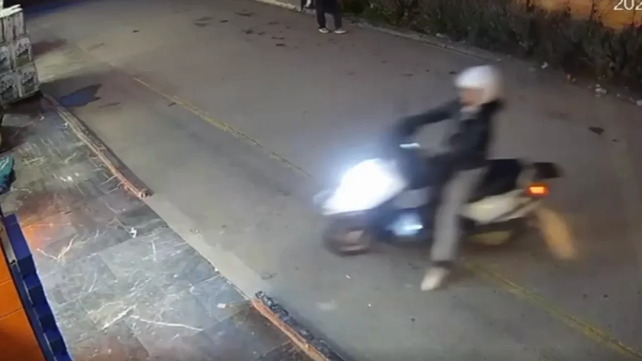 Kontrolden çıkan motosiklet petshop'a daldı! Vatandaşlar neye uğradığını şaşırdı