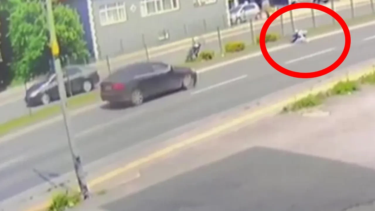 Korkunç görüntüler: Motosiklet havada takla attı! Sürücü böyle sürüklendi 