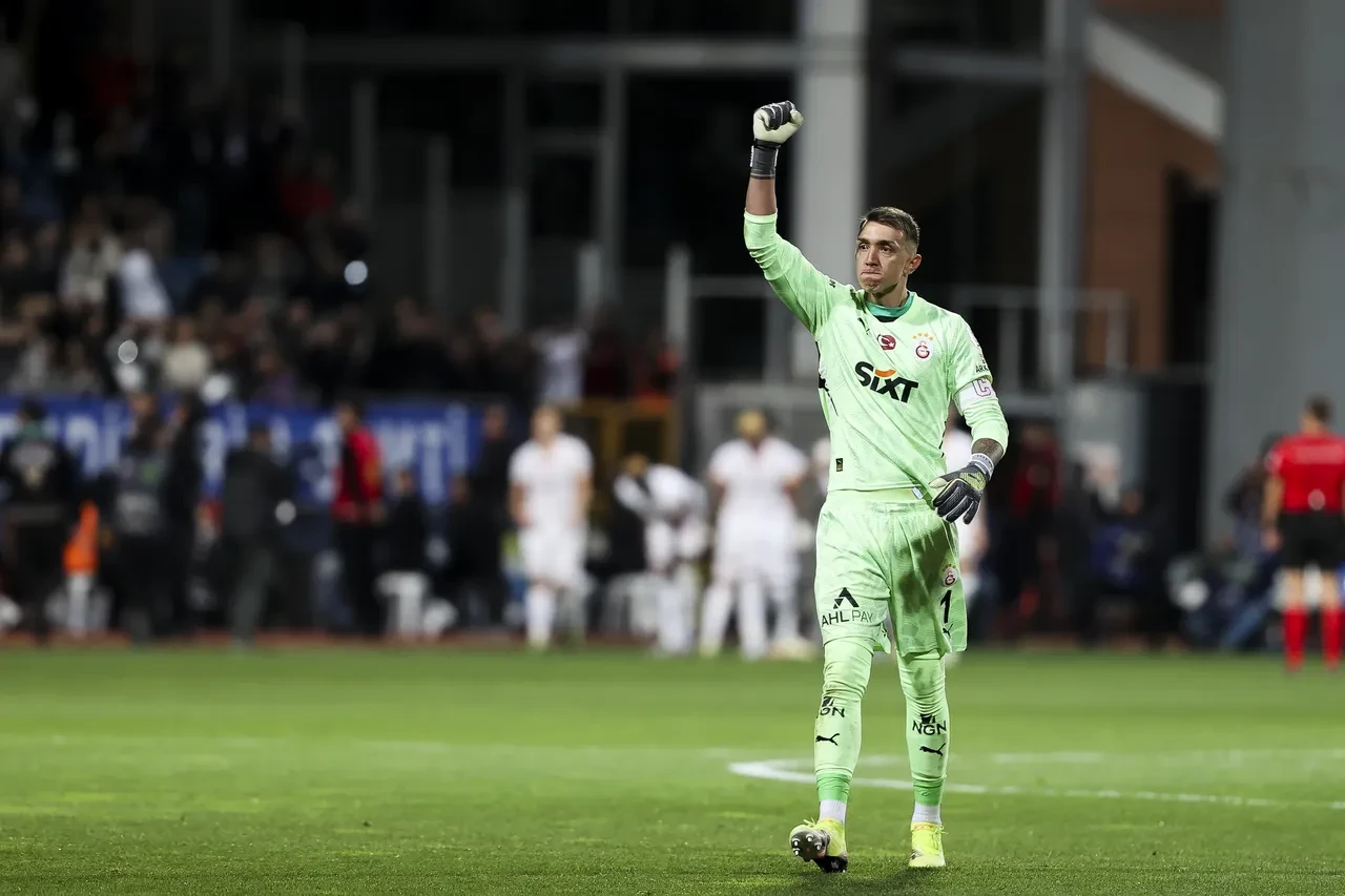 Kupaların efendisi Galatasaray kaptanı Fernando Muslera!