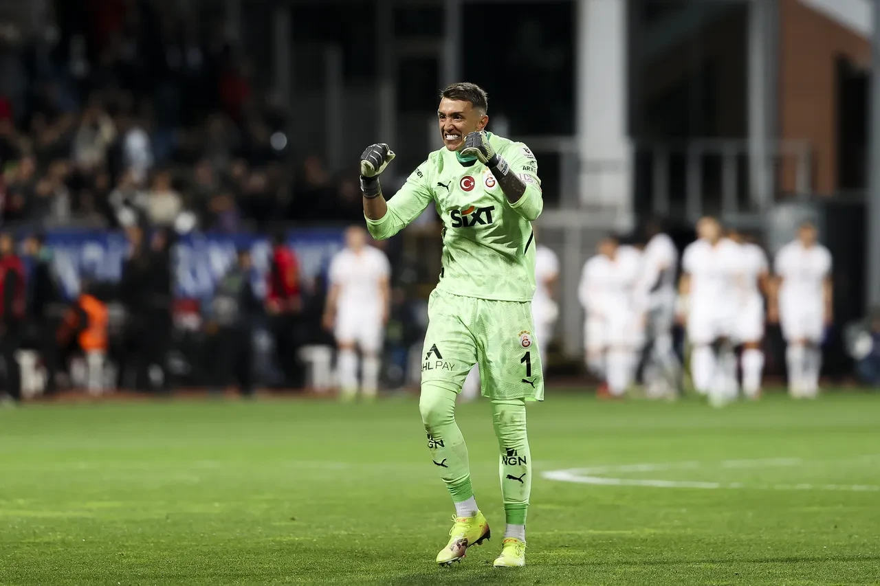 Kupaların efendisi Galatasaray kaptanı Fernando Muslera!