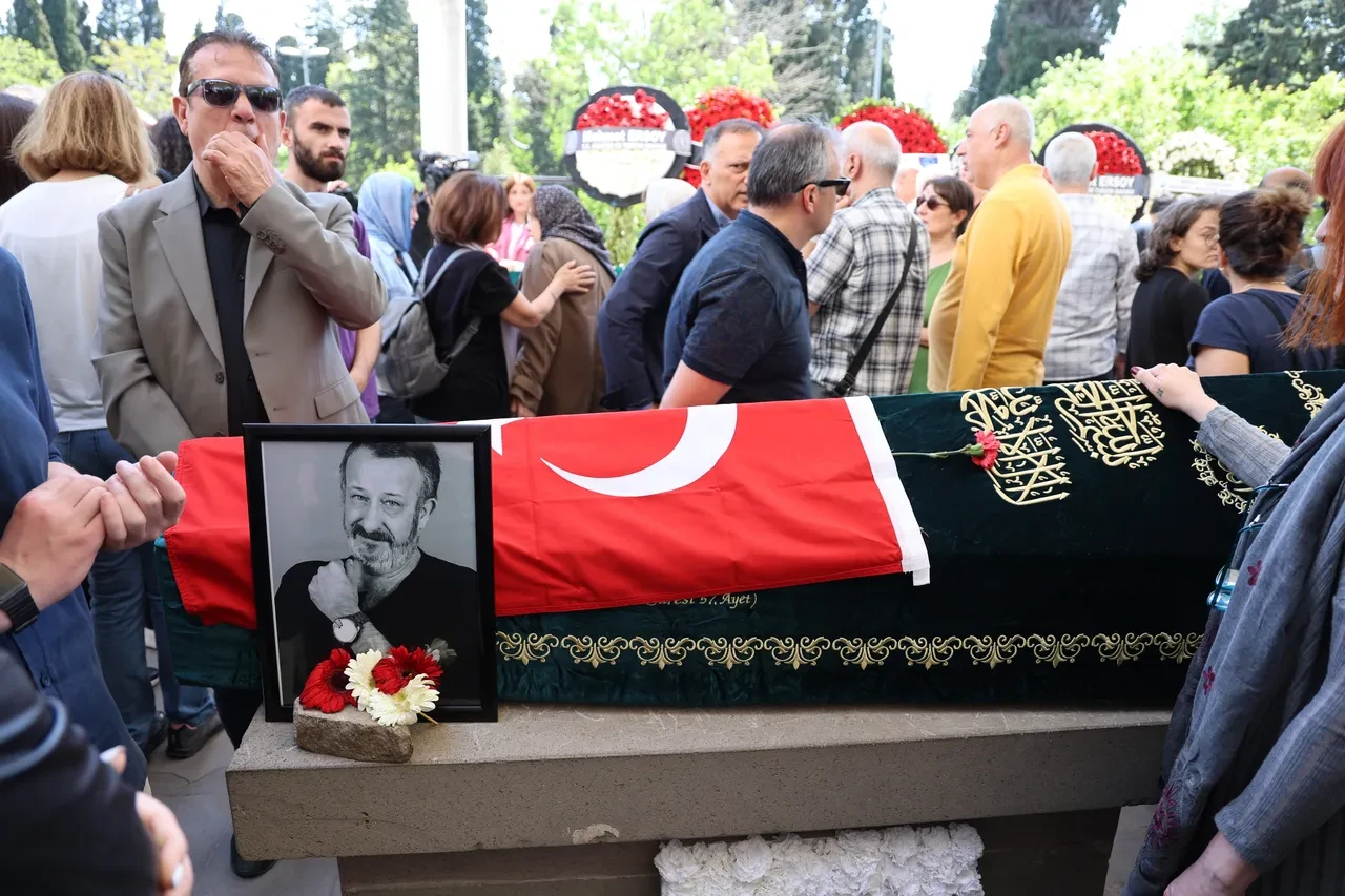 Naşit Özcan son yolculuğuna uğurlandı! Eşinden duygulandıran veda