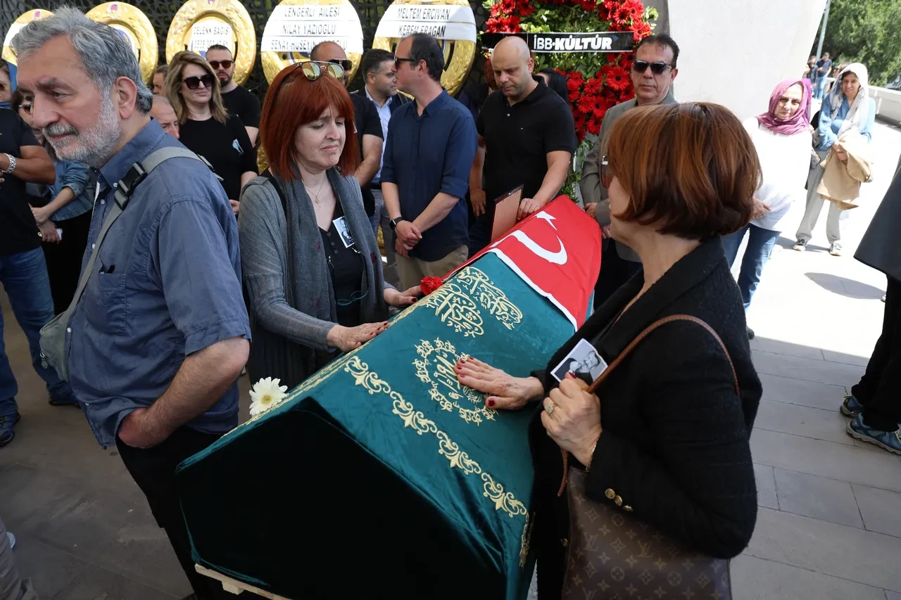 Naşit Özcan son yolculuğuna uğurlandı! Eşinden duygulandıran veda