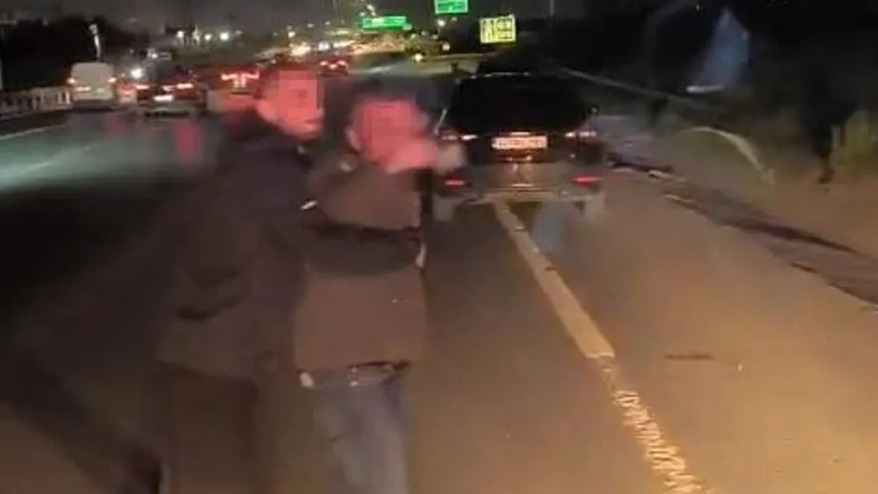 Şehir eşkıyaları kamerada! İETT otobüsünün önünü kesip şoförü tehdit ettiler