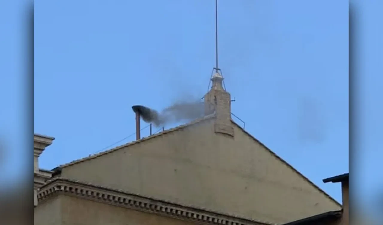 Sistine Şapeli'nden siyah duman yükseldi: Vatikan'da yeni papa seçilemedi