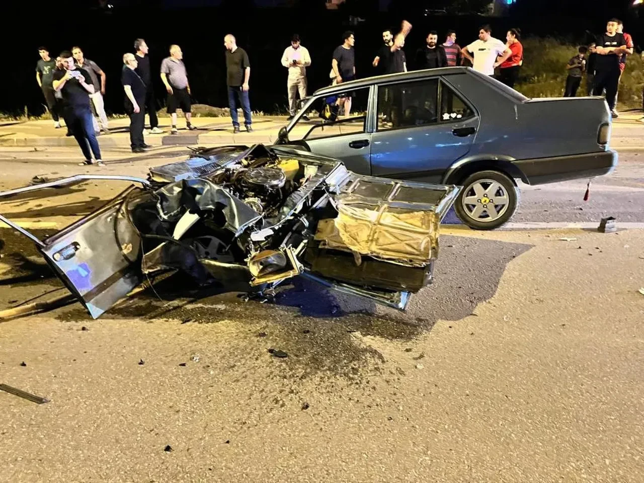 Yine Tofaş yine ayı manzara! Lüks araçla çarpıştı ikiye bölündü