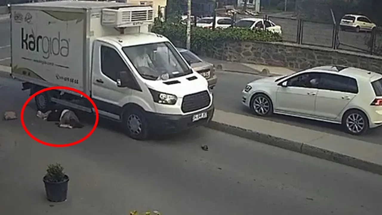 Yürekleri ağza getiren kaza! Kamyonet kadının üzerinden böyle geçti  