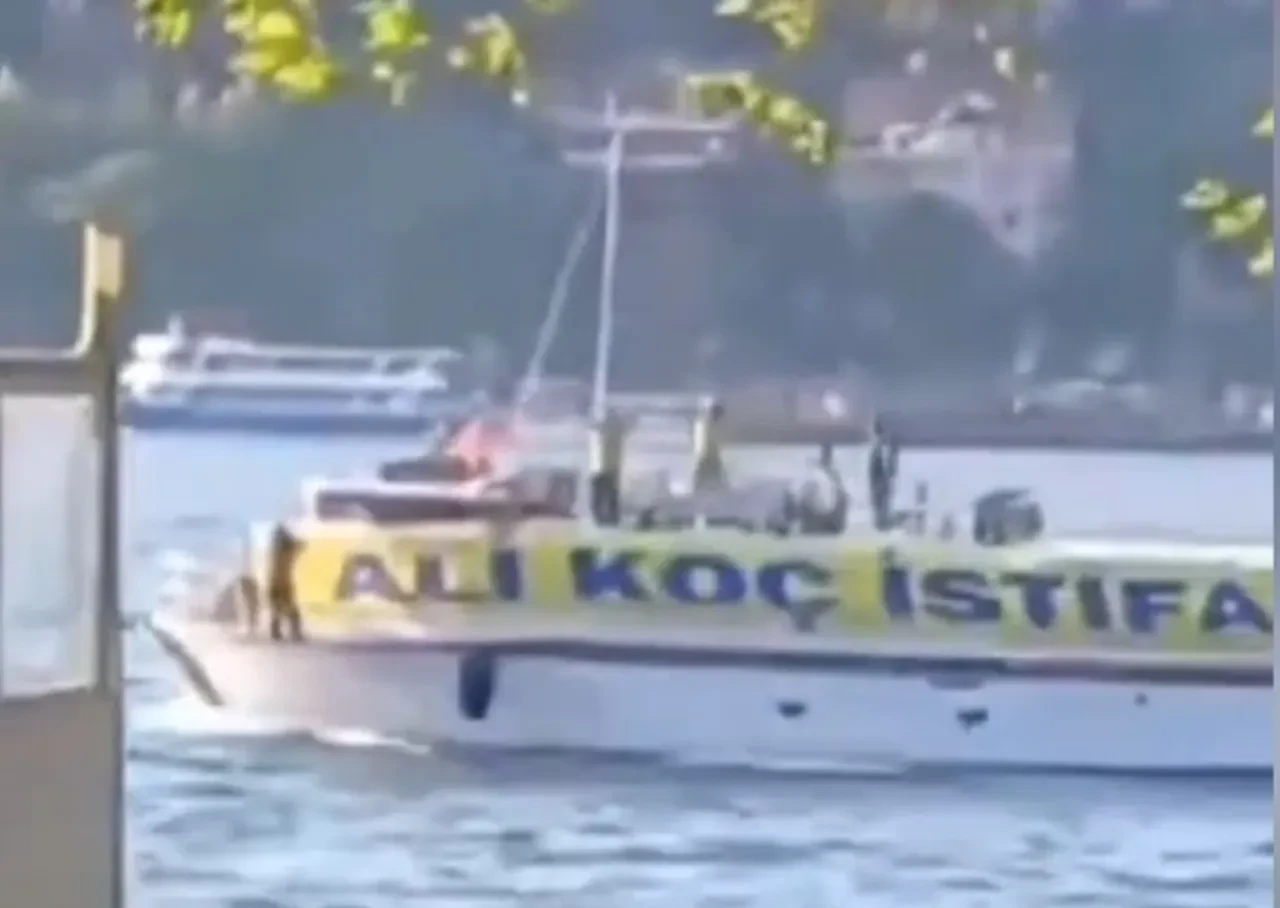 Ali Koç'a tepkiler dinmiyor! Bu sefer de yalısının önünde istifa pankartı açtılar