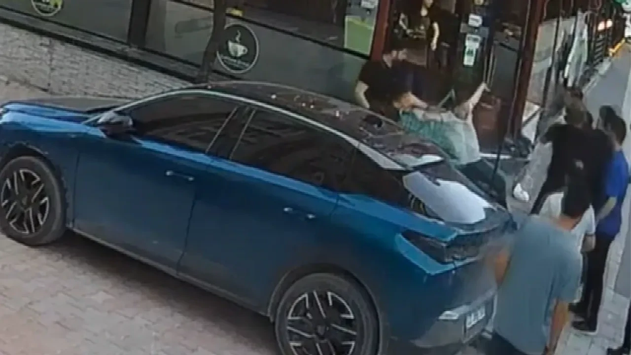 Alkollü genç kafeyi birbirine kattı! Çalışanlara tekme tokat saldırdı